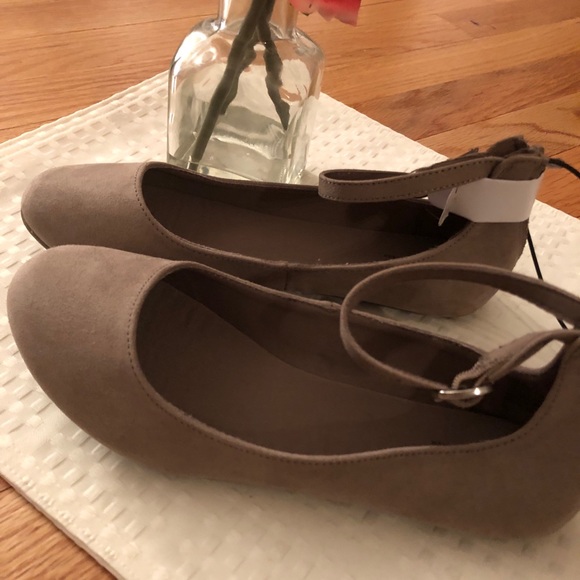 grey flats with ankle strap - Picture 4 of 5